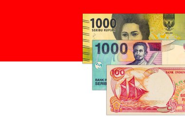Çeşitli Endonezya Rupiah banknotları. Endonezya parası. Endonezya Ulusal Bayrağı.