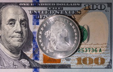 Amerikan kağıt banknotlarının arka planında 1 Amerikan doları. Gümüşten bir yudum