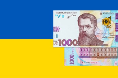 Ukrayna banknotu Ukrayna bayrağının arka planında 1000 Hryvnia. Ukrayna 'nın kağıt parası.
