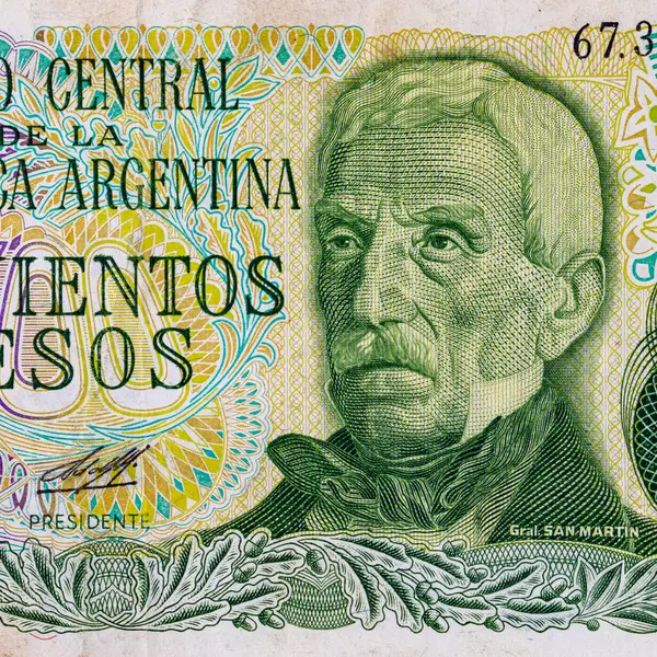 500 pezoluk Arjantin banknotu ve General San Martin 'in portresi. Arjantin 'in eski kağıt parası. Tasarım için bir banknotun parçası.