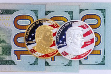 Amerika Birleşik Devletleri 'nin 100 dolarlık banknotunun üzerinde Donald Trump' ın portresi olan sikke. Amerika 'yı Yeniden Harika Yapalım.