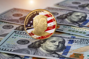 Amerika Birleşik Devletleri 'nin 100 dolarlık banknotunun üzerinde Donald Trump' ın portresi olan sikke. Amerika 'yı Yeniden Harika Yapalım.