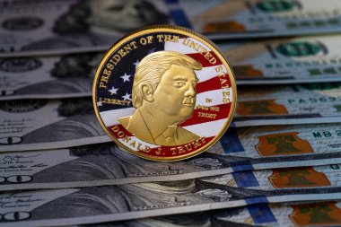 Amerika Birleşik Devletleri 'nin 100 dolarlık banknotunun üzerinde Donald Trump' ın portresi olan sikke. Amerika 'yı Yeniden Harika Yapalım.