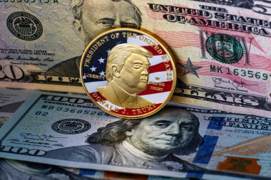 Amerika Birleşik Devletleri 'nin 100 dolarlık banknotunun üzerinde Donald Trump' ın portresi olan sikke. Amerika 'yı Yeniden Harika Yapalım.