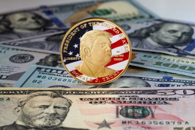 Amerika Birleşik Devletleri 'nin 100 dolarlık banknotunun üzerinde Donald Trump' ın portresi olan sikke. Amerika 'yı Yeniden Harika Yapalım.