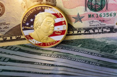 Amerika Birleşik Devletleri 'nin 100 dolarlık banknotunun üzerinde Donald Trump' ın portresi olan sikke. Amerika 'yı Yeniden Harika Yapalım.