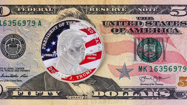 Amerika Birleşik Devletleri 'nin 50 dolarlık banknotunun üzerinde Donald Trump' ın portresi olan sikke. Amerika 'yı Yeniden Harika Yapalım.