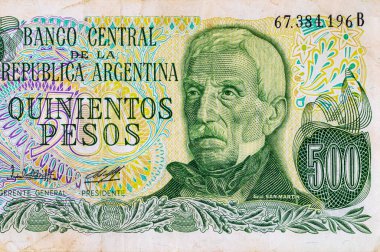 500 pezoluk Arjantin banknotu ve General San Martin 'in portresi. Arjantin 'in eski kağıt parası. Tasarım için bir banknotun parçası.