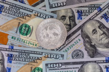 Amerikan kağıt banknotlarının arka planında 1 Amerikan doları. Gümüşten bir yudum