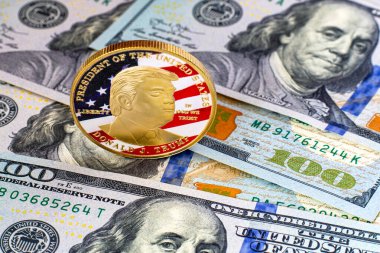 Amerika Birleşik Devletleri 'nin 100 dolarlık banknotunun üzerinde Donald Trump' ın portresi olan sikke. Amerika 'yı Yeniden Harika Yapalım.