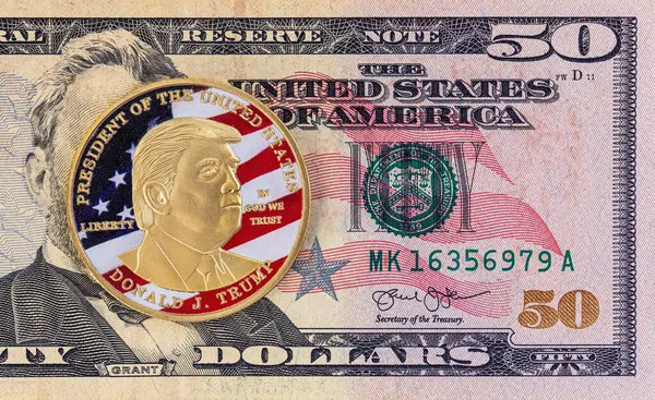 Amerika Birleşik Devletleri 'nin 50 dolarlık banknotunun üzerinde Donald Trump' ın portresi olan sikke. Amerika 'yı Yeniden Harika Yapalım.