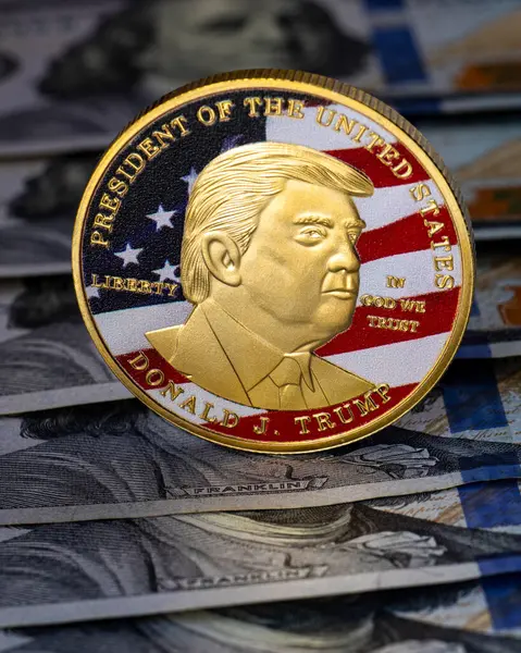 Amerika Birleşik Devletleri 'nin 100 dolarlık banknotunun üzerinde Donald Trump' ın portresi olan sikke. Amerika 'yı Yeniden Harika Yapalım.