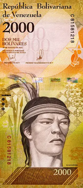 Üzerinde Cacique Guaicaipuro, mızraklar ve maskeler olan 2000 Bolivars of Venezuela banknotu. Venezuela 'nın parası.