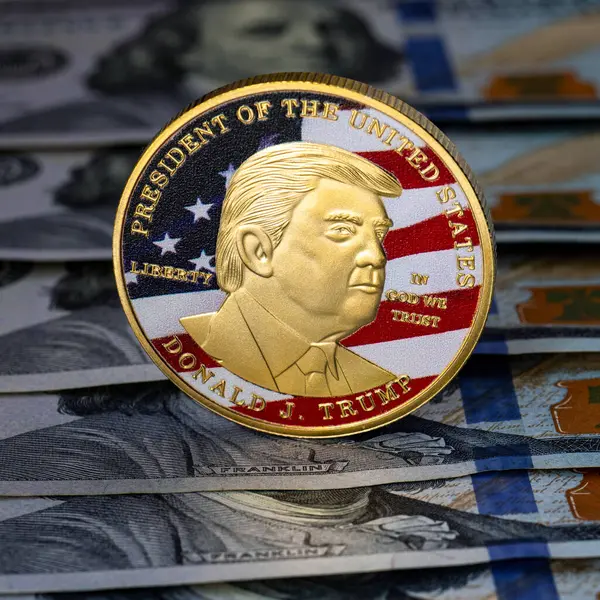 Amerika Birleşik Devletleri 'nin 100 dolarlık banknotunun üzerinde Donald Trump' ın portresi olan sikke. Amerika 'yı Yeniden Harika Yapalım.