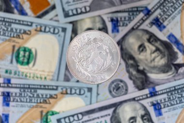 Amerikan kağıt banknotlarının arka planında 1 Amerikan doları. Gümüşten bir yudum