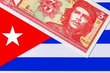 Küba bayraklarında Ernesto Che Guevara 'nın portresi olan 3 peso Küba bayrağı. Küba 'nın antika parası.