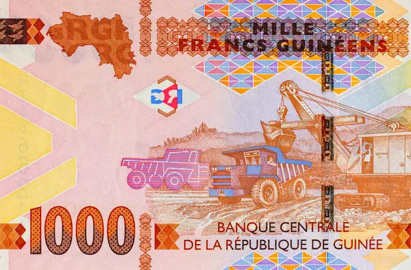 Açık çukur yöntemiyle Bauxite madenciliği imajı verilmiş 1000 gine frangı. Afrika Gine parası. Yakın plan..