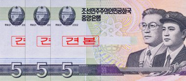 5 Won Kuzey Kore Banknotları 2002 atom sembolü ve parti üyeleriyle. Kuzey Kore 'nin kağıt parası..