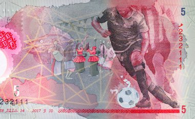 5 rufiye Maldivler 'de futbol oynayan insanların görüntüsüyle. Maldivlerin Polimer parası.