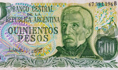 500 pezoluk Arjantin banknotu ve General San Martin 'in portresi. Arjantin 'in eski kağıt parası. Tasarım için bir banknotun parçası.