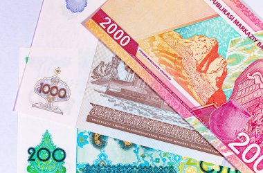 200 ve 1000 Som Özbekistan. Para geçmişi var. Özbekistan 'ın Kağıt Parası.