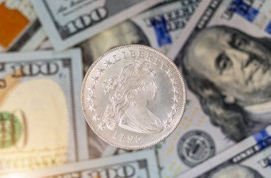 Amerikan kağıt banknotlarının arka planında 1 Amerikan doları. Gümüşten bir yudum