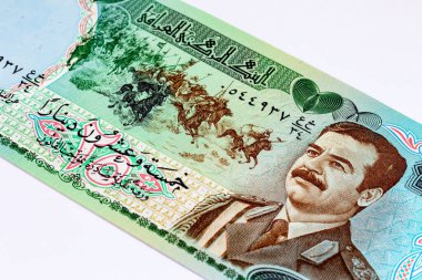 25 Dinar Irak, 1986 'da Saddam Hüseyin' in portresi ve El Kadıysiyah Muharebesi ile birlikte banknot. Irak 'ın antika parası.