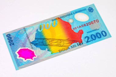 2000 Lei Romanya, 1999 Romanya haritası çerçevesinde Romanya bayrağının görüntüsüyle. Romanya ve Avrupa 'nın polimer parası.