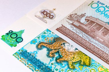 200 ve 1000 Som Özbekistan. Para geçmişi var. Özbekistan 'ın Kağıt Parası.