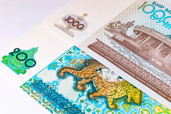 200 ve 1000 Som Özbekistan. Para geçmişi var. Özbekistan 'ın Kağıt Parası.