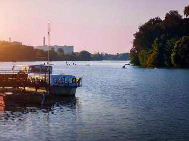 Güney Bug Nehri üzerindeki Khmelnytskyi şehrinin akşam seti...