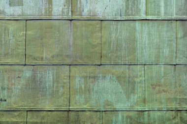 Çatıda oksitlenmiş bakır katlanmış metal levha var. İşaretli ve karalamalı bakır duvar dokusu.