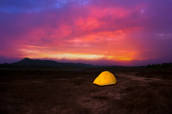 Sarı Çadırlı Kamp — Stok fotoğraf