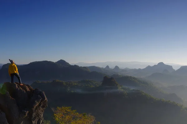 フーパモックビューポイントは 観光山の日の出と霧の海を午前中に見に行く登山 View Point Ban Mae Hong Son — ストック写真