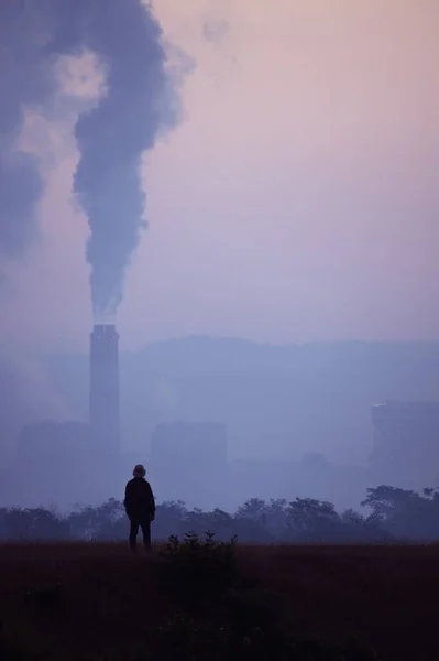 Силуэт Человека Стоящего Смотрящего Угольную Электростанцию Высокие Трубы Которые Испускают — стоковое фото