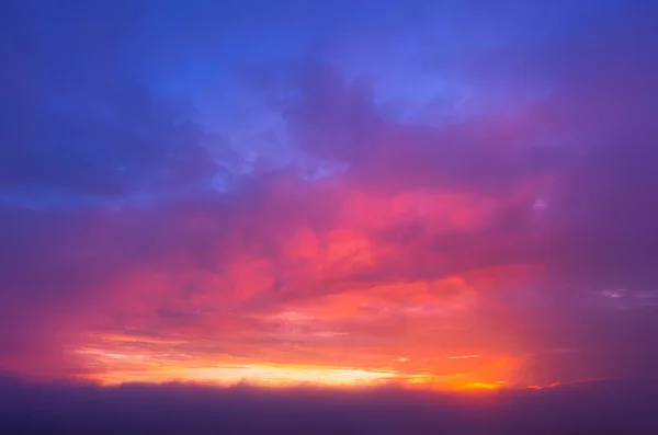 Bel Cielo Cielo Drammatico Con Nuvole Rosse Durante Crepuscolo — Foto Stock