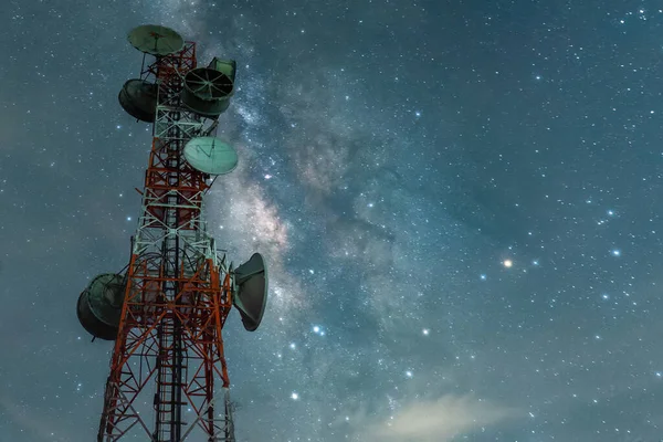 夜晚的无线电塔和银河都是壮观的 — 图库照片