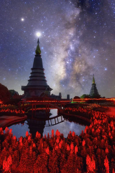 Spektakulära Vintergatan Över Ett Heligt Tempel Doi Inthanon National Park — Stockfoto