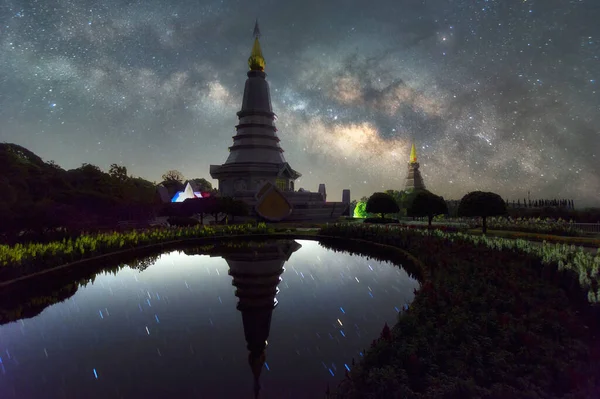 Spectaculaire Voie Lactée Dessus Temple Sacré Parc National Doi Inthanon — Photo
