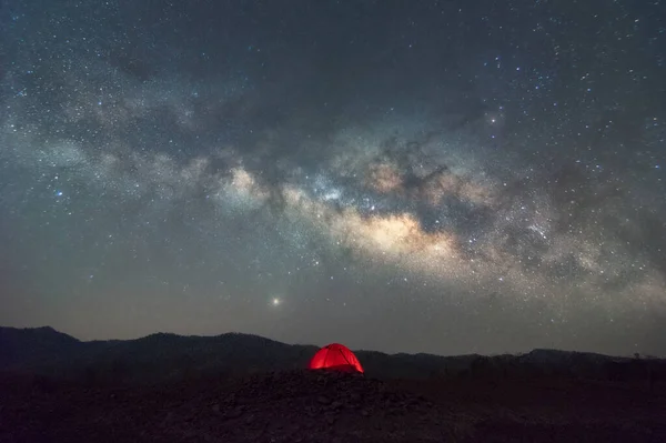 Tienda Roja Depósito Bajo Galaxia Vía Láctea Con Estrellas Polvo — Foto de Stock