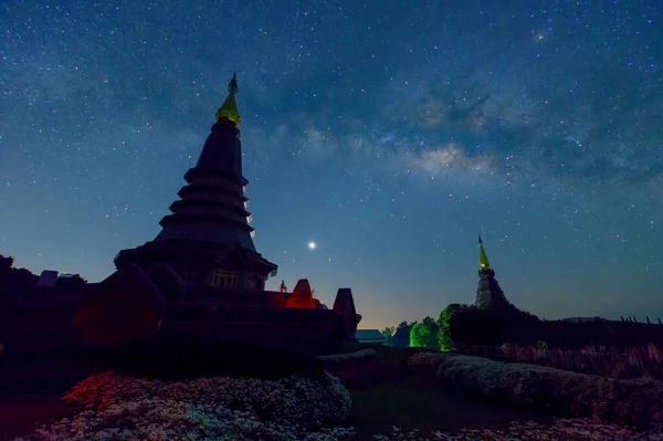 Spektakulära Vintergatan Över Ett Heligt Tempel Doi Inthanon National Park Royaltyfria Stockfoton