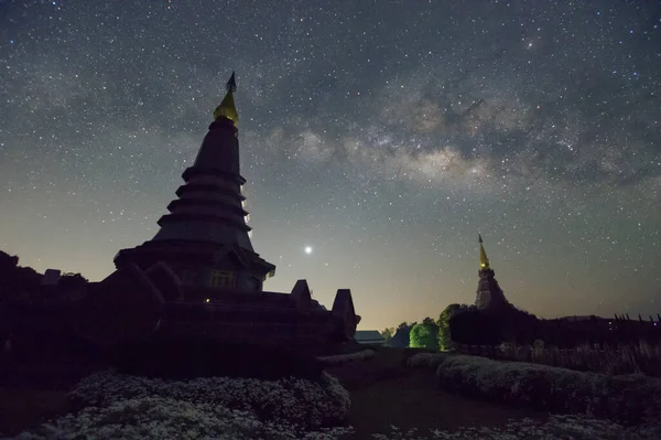 Захватывающий Млечный Путь Над Священным Храмом Национальном Парке Дои Интанон Стоковое Фото
