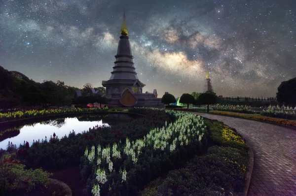 Spektakuläre Milchstraße Über Einem Heiligen Tempel Doi Inthanon Nationalpark Chiang Stockbild