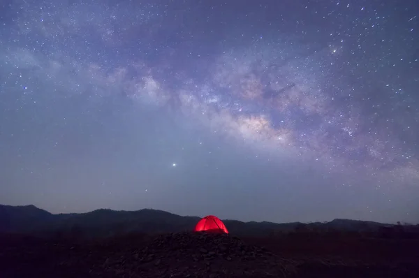 Tente Rouge Dans Réservoir Sous Galaxie Voie Lactée Avec Des Images De Stock Libres De Droits