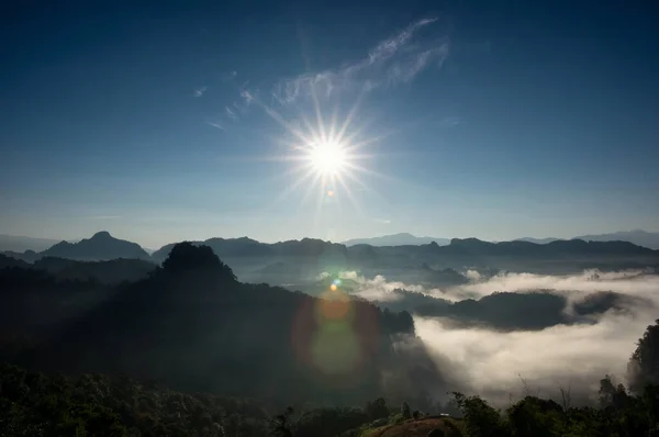 Schöne Luftaufnahme Landschaft Sonnenstrahl Mit Nebel Morgen Phu Pha Mok lizenzfreie Stockbilder