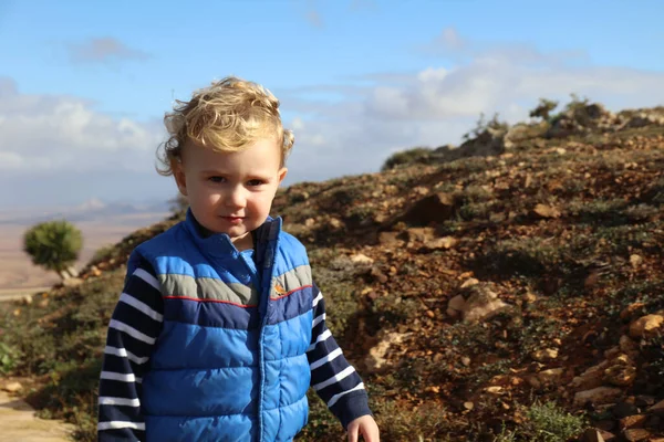 Kaukasisch Blondes Kind Blickt Die Kamera Vor Einer Vulkanlandschaft Mit — Stockfoto
