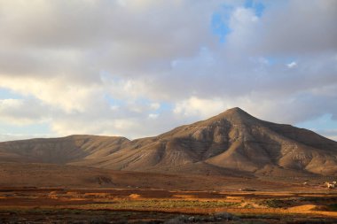 Gün batımında Fuerteventura 'da çöldeki kurak iklimin panoramik görüntüsü.