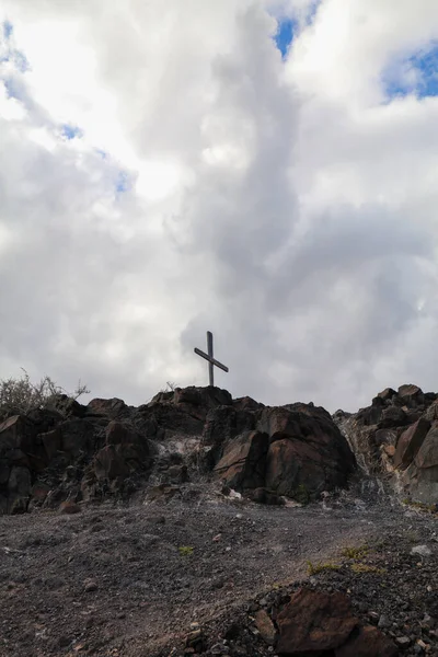 Деревянный Крест Вершине Холма Горной Тропе Пасмурным Небом — стоковое фото