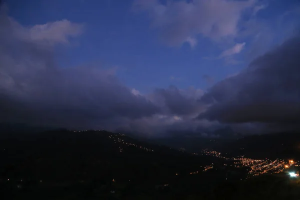 Noční Pohled Kostarickou Krajinu Oblačnou Oblohou Osvětlenými Vesnicemi Silnicemi — Stock fotografie