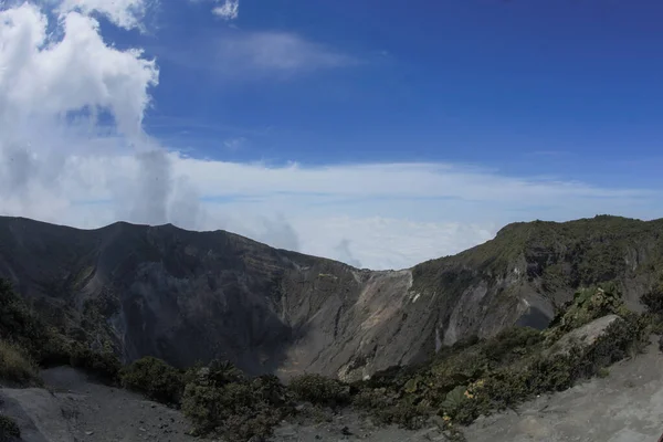 Krajobraz Wulkaniczny Szczycie Krateru Chmurami Parku Narodowym Wulkan Iraz — Zdjęcie stockowe